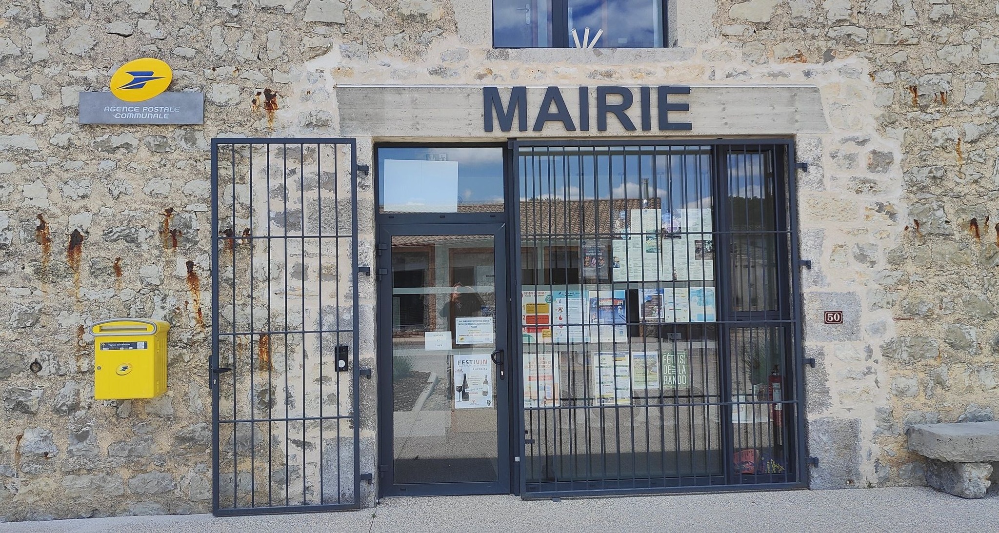 Boite aux lettres déplacée devant la mairie 